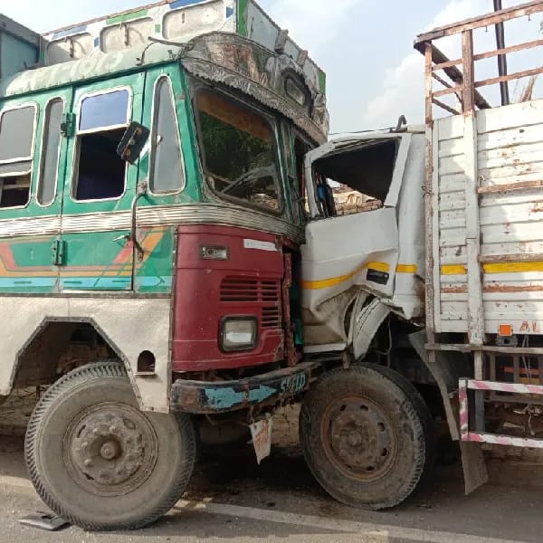 अनियंत्रित ट्रक सड़क किनारे खड़ी डीसीएम भिड़ी ,  बच्ची की दर्दनाक मृत्यु