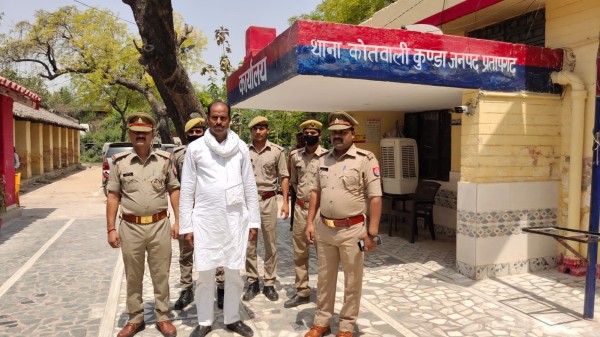 04 अवैध देशी बम के साथ 01 वांछित अभियुक्त गिरफ्तार