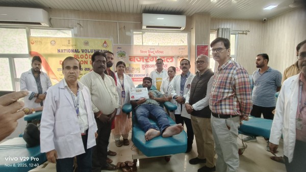 हुतात्मा शहीद दिवस पर लोक बंधु अस्पताल में हुआ रक्तदान शिविर; 11 लोगों ने किया रक्तदान।