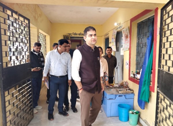 जिलाधिकारी ने राजकीय पशु चिकित्सालय का किया आकस्मिक निरीक्षण