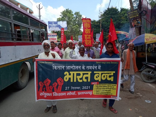 भारत बंद को सफल बनाने के लिए सड़क पर उतरे किसान