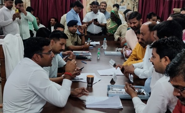 मोहनलालगंज संपूर्ण समाधान दिवस में पहुंचे डी एम ने शिकायतों को गुणवत्ता पर निस्तारण के निर्देश दिये