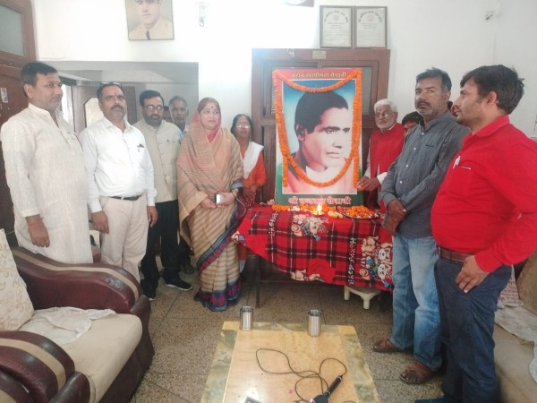 प्रतापगढ़ के महान स्वतंत्रता संग्राम सेनानी का मनाया गया जन्मदिवस, मरीजों को वितरित किया गया फल