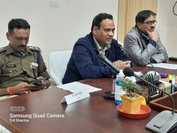 किसी मतदाता का वोटर आई0डी0 कार्ड पुराना है तो वह फोटो युक्त अन्य मान्य आई0डी0 अपने साथ लेजाकर मतदान कर सकता है- जिला अधिकारी
