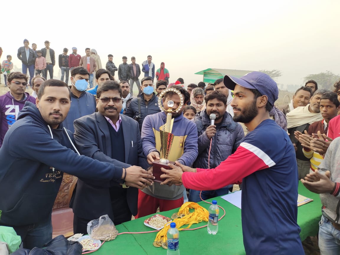 अमवा मुर्तजापुर में हो रहे दो दिवसीय समाजवादी क्रिकेट टूर्नामेंट में विधायक ने पहुंचकर खिलाड़ियों को किया पुरस्कृत