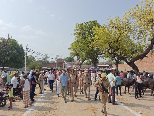 ईदगाह मस्जिद संवेदनशील स्थानों का डीएम एसपी ने भ्रमण कर सुरक्षा का लिया जायजा