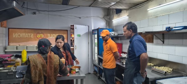 लखनऊ में 7 मॉलों पर छापेमारी: लुलु हाइपरमार्केट और डबरू द चाप सील, KFC में मिली गंदगी