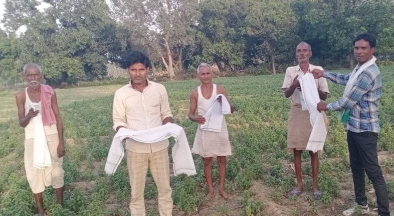 किसान यूनियन (भानू गुट) के ब्लॉक अध्यक्ष ने किसानों को वितरित किया मास्क व गमछे