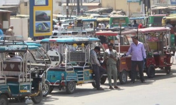 लखनऊ में ई रिक्शा की बढ़ती संख्या को लेकर सरकार पर उठे सवाल