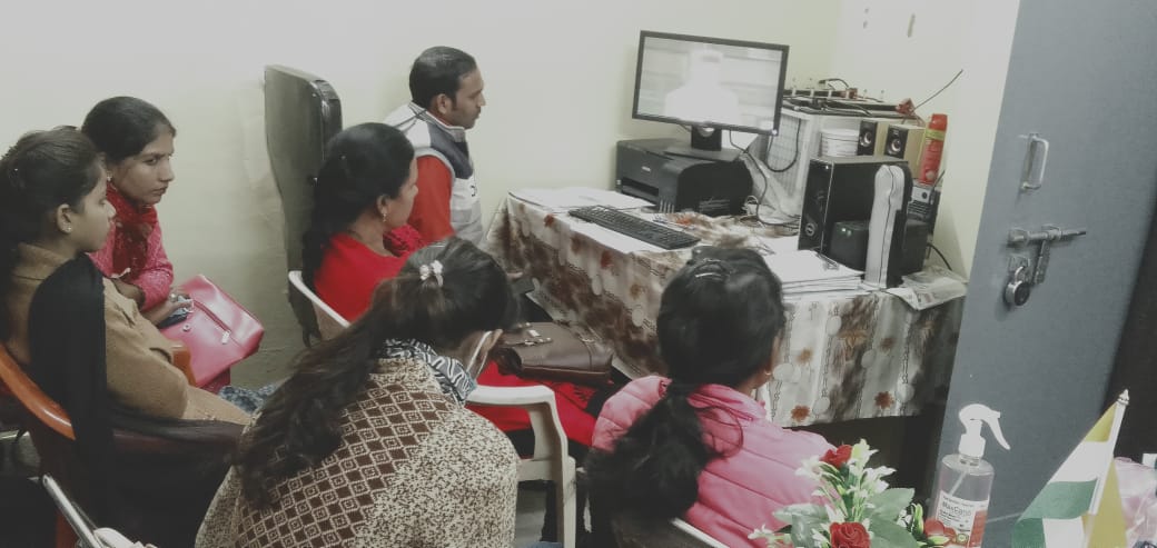 24 वां राष्ट्रीय युवा उत्सव के वर्चुअल कार्यक्रम का लाइव प्रसारण युवक एवं महिला मंगल दल को दिखाया गया