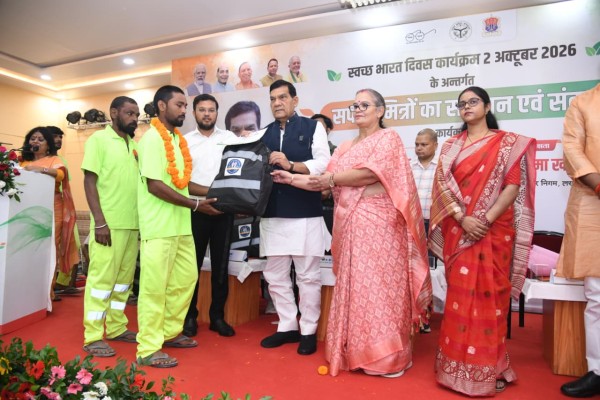 मंत्री ए के शर्मा ने राष्ट्रपिता महात्मा गांधी जी और पूर्व प्रधानमंत्री लाल बहादुर शास्त्री जी को किया नमन