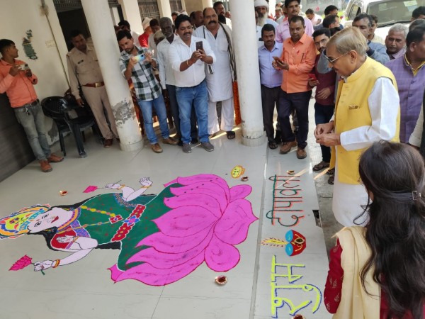 सीडब्ल्यूसी मेंबर ने पेट्रोलियम पदार्थों में अदूरदर्शिता को लेकर मोदी सरकार पर कसा तंज
