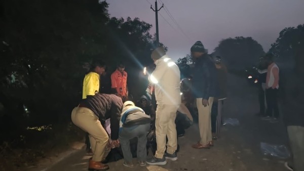 मजदूरी करने पैदल जा रहे दो मजदूरो को ट्रैक्टर ने कुचला दोनों मजदूरों की मौत