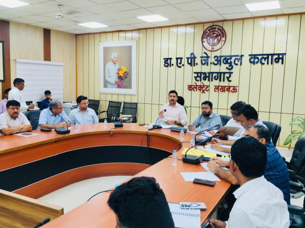 लखनऊ में उद्योग बंधु की बैठक: निवेश मित्र पोर्टल के लंबित मामले निपटाने के सख्त निर्देश, सड़कों की मरम्मत में लापरवाही पर जांच के आदेश