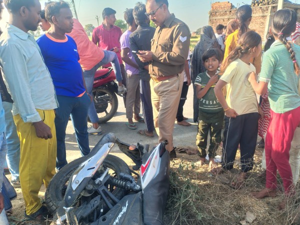 साइकिल सवार युवकों को अपाची बाइक सवार ने मारी जोरदार टक्कर