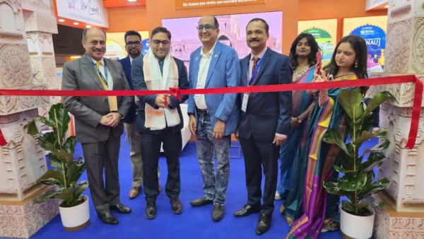 कानपुर के प्राचीन भपका परफ्यूम शिल्प और रंगीन सांस्कृतिक प्रस्तुतियों ने पेरिस में यूपी को आकर्षण का केंद्र बना दिया