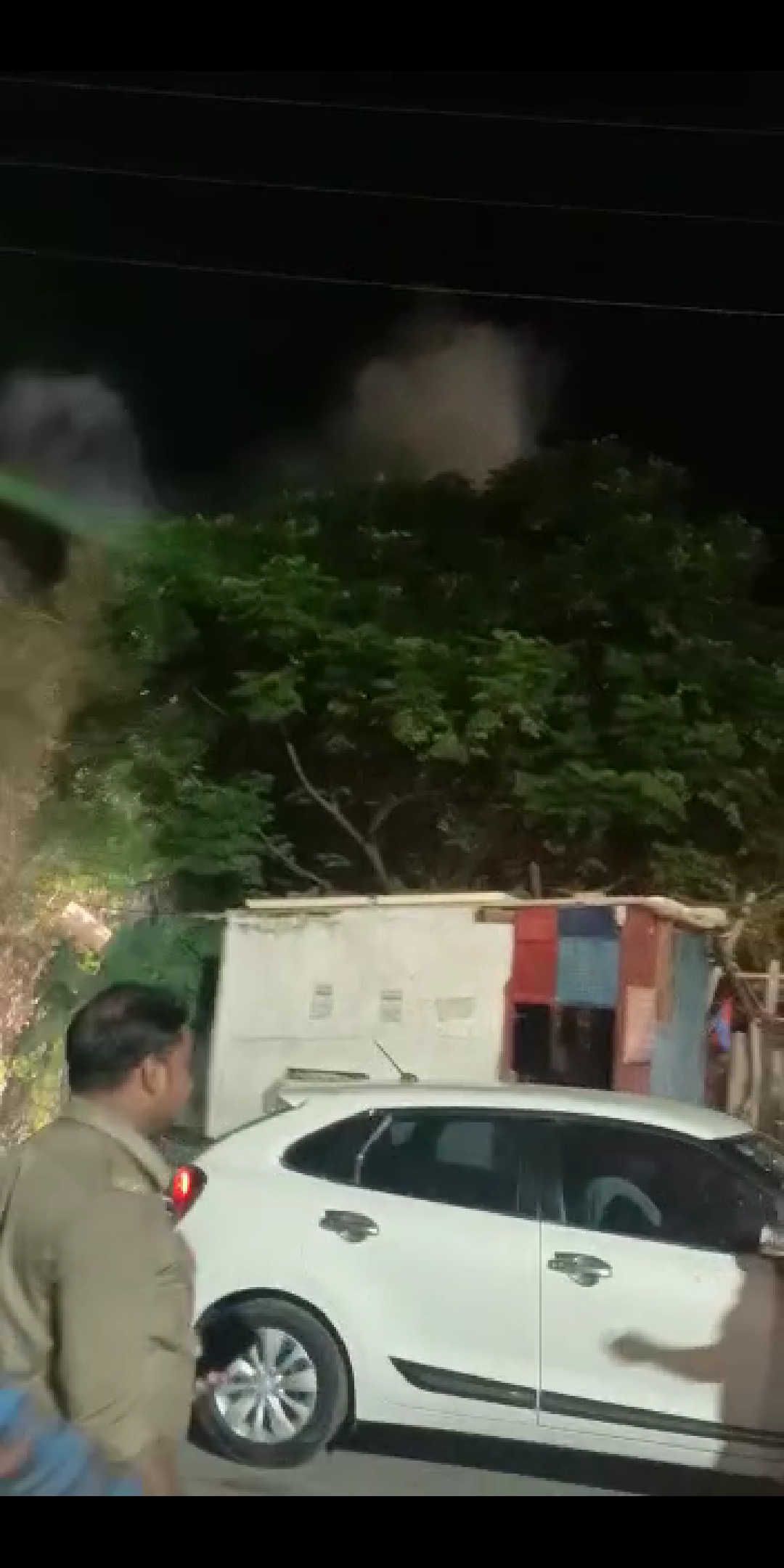सरोजनी नगर के स्कूटर इंडिया चौराहा के पास ट्रांसफार्मर से निकली आग की तेज लपटे