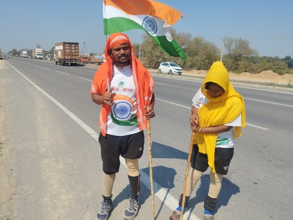 एक दंपति पदयात्रा कर पहुंचा कौशाम्बी