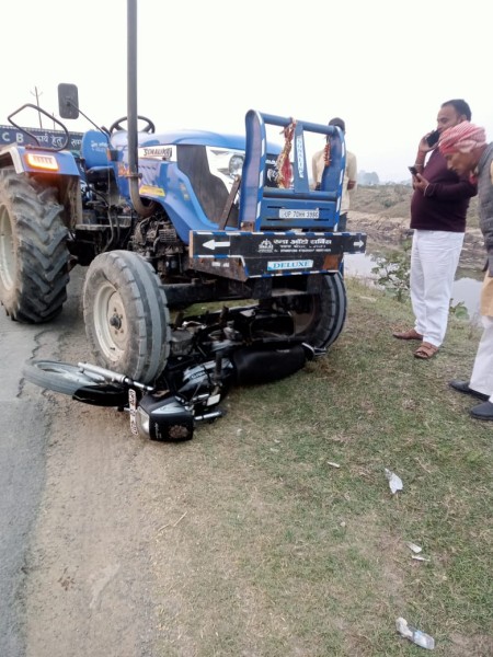 कोरांव में बड़ा हादसा टला: अनियंत्रित ट्रैक्टर खड़ी बाइक पर चढ़ा, छह लोग बाल-बाल बचे