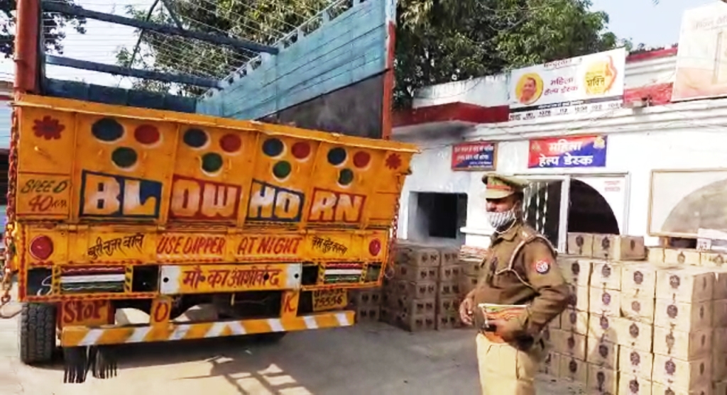 आबकारी विभाग ने औचक दविश देकर गैर प्रान्त की दो स छान्बे पेटी विदेशी मदिरा किया बरामद