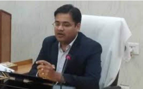 दिव्यांग एवं 80 वर्ष से अधिक के मतदाताओं को डाक मतपत्र के माध्यम से घर पर ही मतदान करने के हेतु पोलिंग पार्टियां गठित