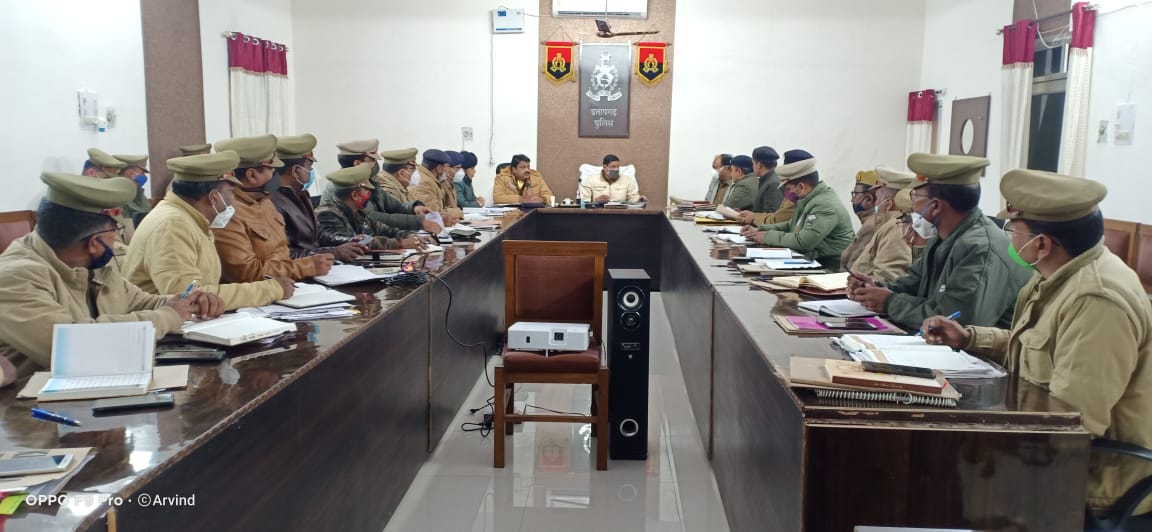 अपराध नियंत्रण हेतु पुलिस अधीक्षक ने मातहतों के साथ की बैठक