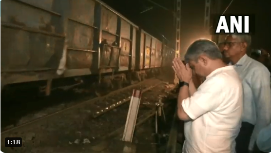 ओडिशा में ट्रेन हादसे के बाद ट्रैक से पहली मालगाड़ी गुजरने पर  रेल मंत्री ने की हाथ जोड़ कर प्रार्थना