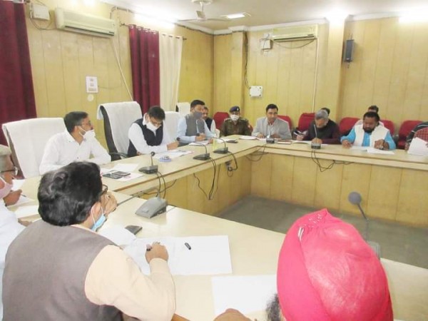 ऋणपरक योजनाओं के लंबित आवेदन पत्रो को अभियान चला कर निस्तारण करायें--जिलाधिकारी