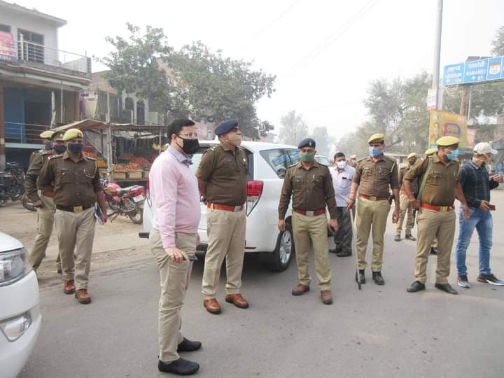 भारत बंद आन्दोलन के तहत जनपद में शान्ति व्यवस्था बनाये रखने हेतु जिलाधिकारी एवं पुलिस अधीक्षक ने जनपद में किया फ्लैग मार्च