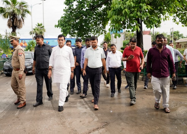बारिश में लखनऊ का हाल परखने निकले मंत्री एके शर्मा, बोले- नालों के काम से नहीं बना जलभराव का संकट