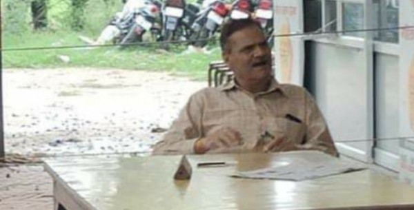 कई वर्षों से एक ही थाने में जमे दीवान बिना मास्क व वर्दी के रहते हैं ड्युटी पर