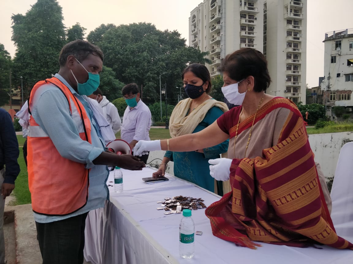 मोदी जी के जन्मदिन की पूर्व संध्या पर महापौर ने अपनी ओर से अधिकारियों कर्मचारियों को कोरोना संक्रमण से बचाव हेतु 30 हज़ार आइबरमेकटिन टैबलेट प्रदान की और समस्त जोनों में दबाई वितरण की