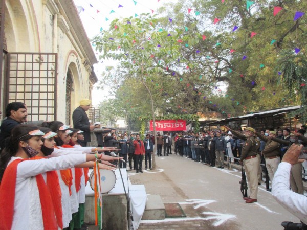 कलेक्ट्रेट प्रांगण में जिलाधिकारी ने किया ध्वजारोहण तथा भारतीय गणतंत्र का संकल्प व स्वच्छता की दिलाई शपथ