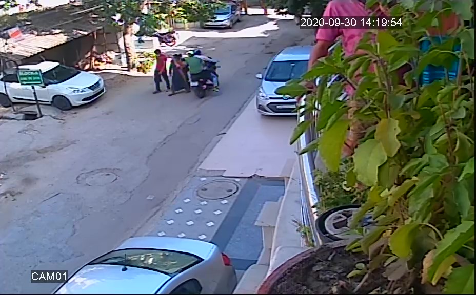 नोएडा में बेकाबू स्ट्रीट क्राइम, कॉलोनी में घर के सामने से चैन छिन भागते बदमाश सीसीटीवी ने कैद