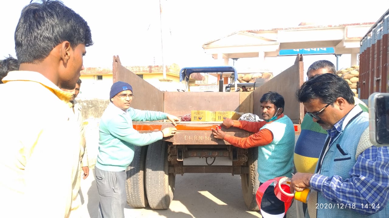 ओसा मंडी समिति के अंदर चलया गया रिफलेक्टर अभियान