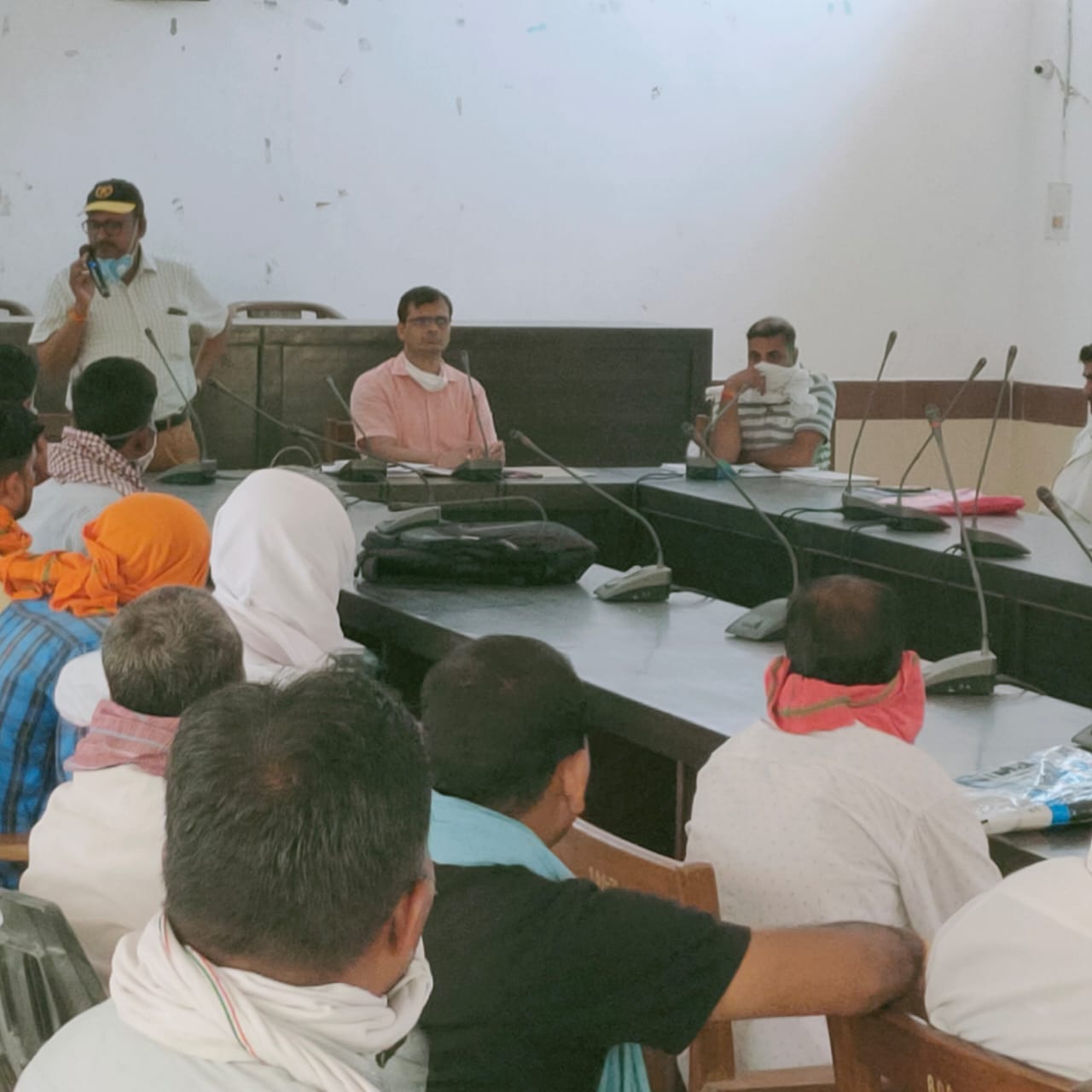 मोहनलालगंज बीडीओ ने  रोजगार सेवकों के साथ की समीक्षा बैठक