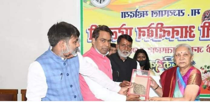 महामहिम राज्यपाल जी को विधायकगण,पुलिस अधीक्षक एवं उद्यमियों ने स्मृति चिन्ह भेंट किया