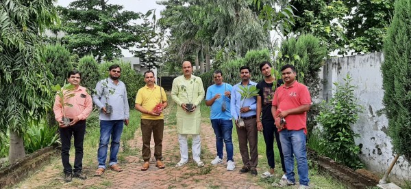 कोरोना को हराना है,पेड़ पौधे लगाना है