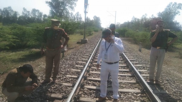 पुलिस की लापरवाही से असमाजिक तत्वों ने काटा रेलवे ट्रैक, संयोग से बचा हादसा