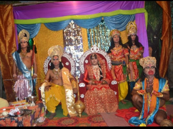 आदर्श रामलीला नाटक समाज द्वारा भगवान श्रीराम का किया गया राजतिलक