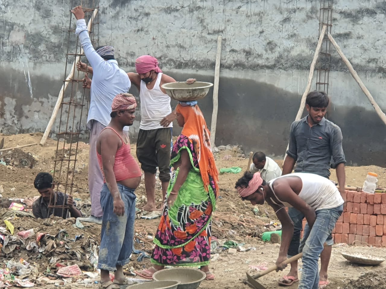 राजधानी लखनऊ में आलाधिकारियों के आदेशों की आलमबाग क्षेत्र में उडाई जा रही धज्जियां।