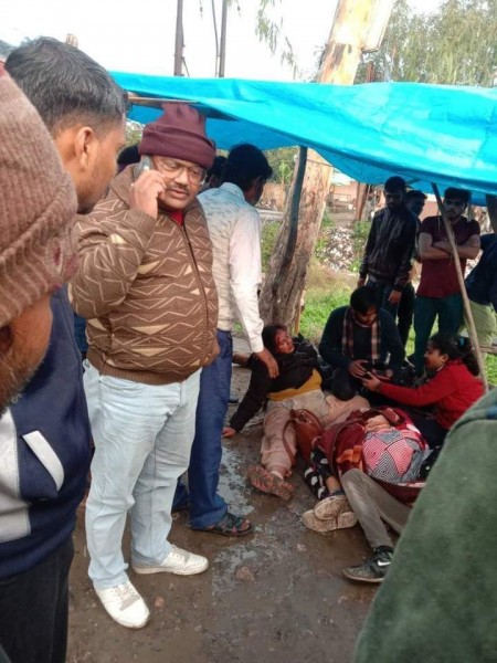 सपा नेता ने पेश की मानवता की मिसाल, घायलों को अपनी गाड़ी से पहुंचाया अस्पताल