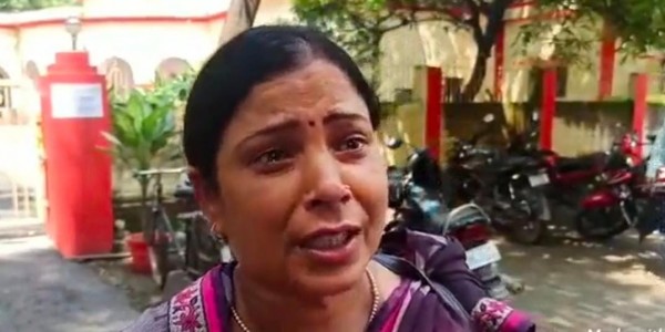 फुट-फुट कर रोई शहीद की पत्नी, अपने पट्टीदार पर डेढ़ करोड़ हड़पने का लगाया आरोप
