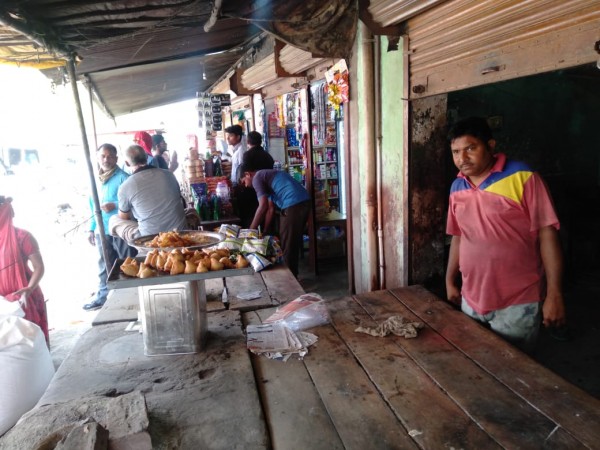 प्रतापगढ़ डीएम के आदेश के बाद धड़ल्ले से खुल रही  हैं समोसे और जलेबी चय  की दुकानें