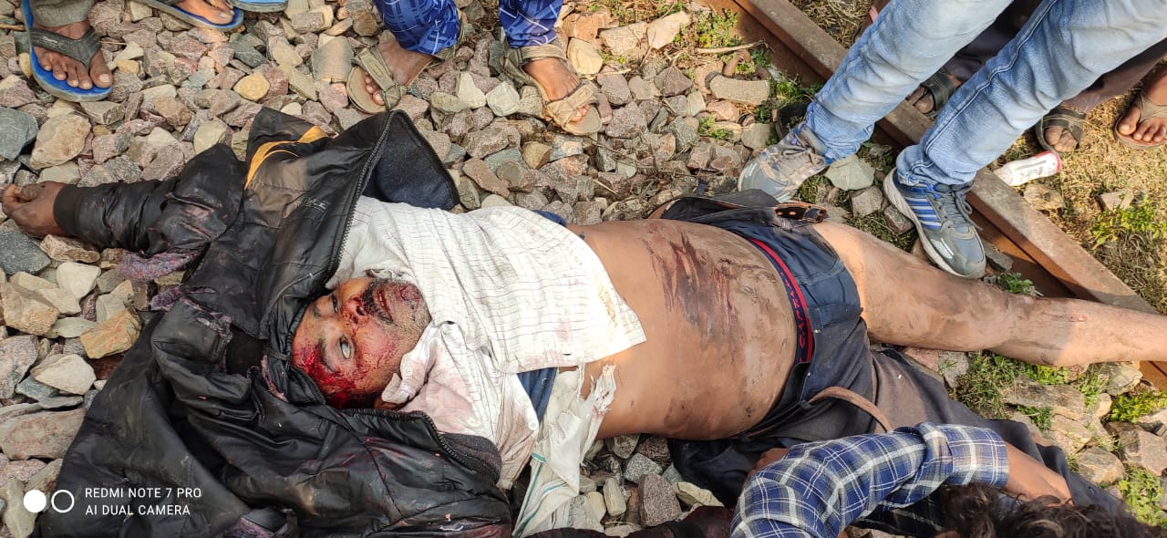 रेलवे फाटक पार करते समय ट्रेन की टक्कर लगने से एक अधेड़ की मौत