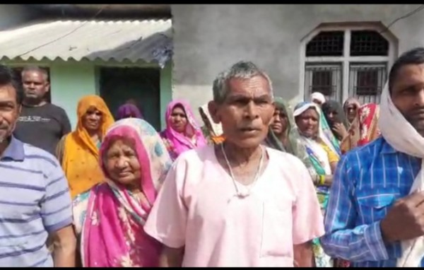 मृतक राम बहाल की पत्नी के विरुद्ध कार्यवाही करने की ग्रामीणों ने किया मांग