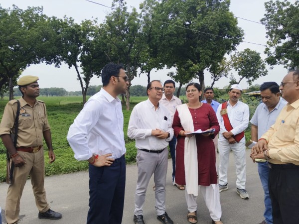 आईजीआरएस की शिकायतों के निस्तारण की स्थिति का मौके पर जाकर डीएम ने किया सत्यापन