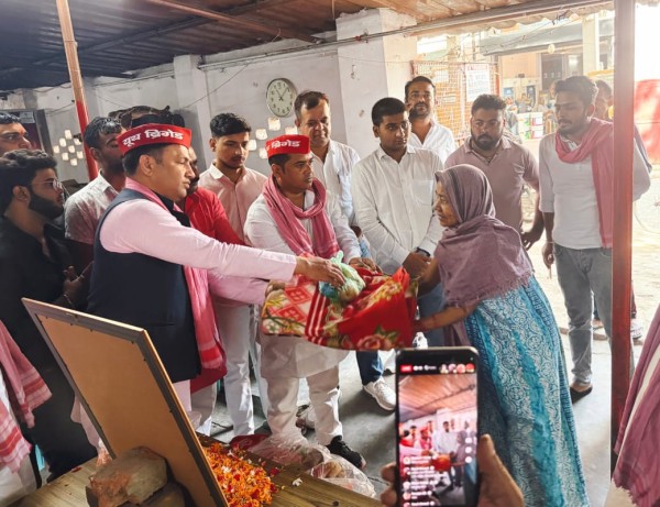 मुलायम सिंह यूथ ब्रिगेड के प्रदेश अध्यक्ष अनीस राजा ने वृद्धा आश्रम में फल एवं कंबल वितरित किए