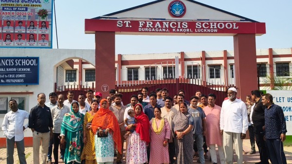 लखनऊ के प्राइवेट स्कूल में फीस वृद्धि पर अभिभावकों का फूटा गुस्सा, जिलाधिकारी के आदेशों की अनदेखी का आरोप