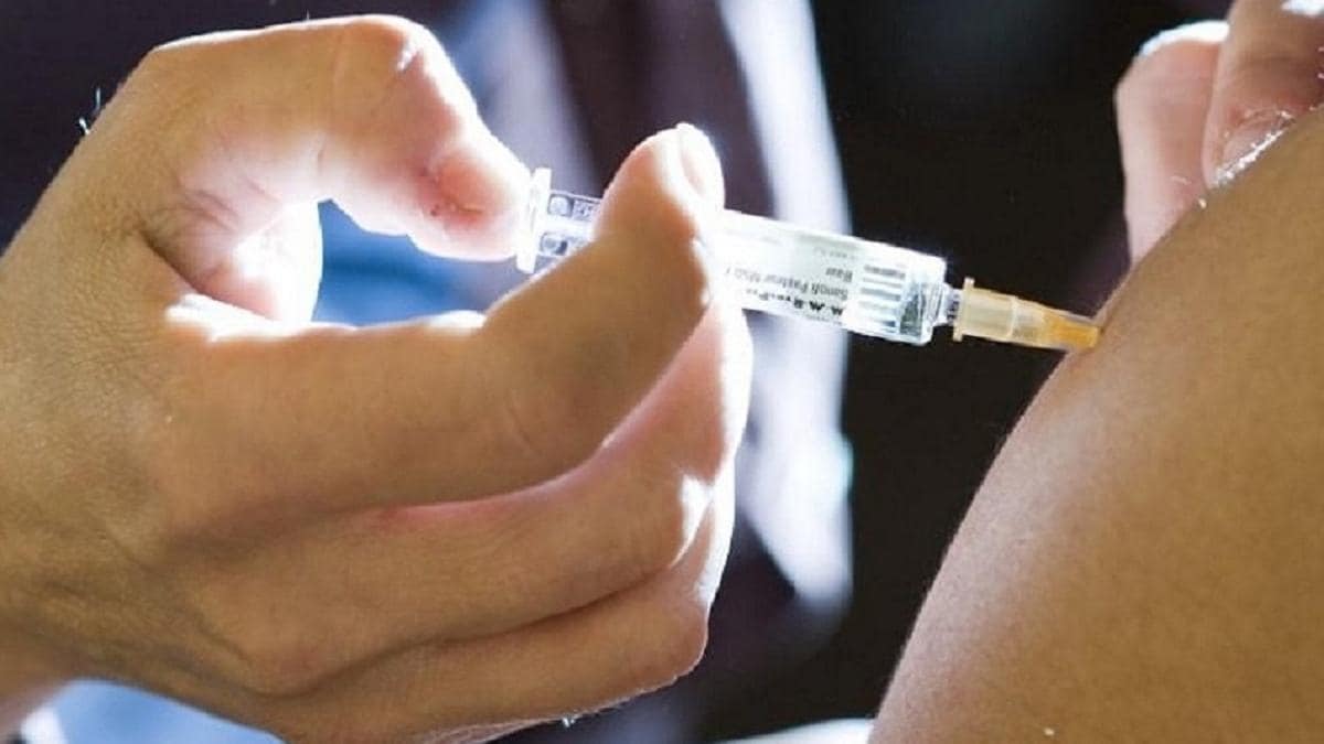 प्रशासनिक अधिकारियों ने कोरोना वैक्सीन के टीके लगवाये और संदेश दिया कि वैक्सीन लगवाने में किसी तरह का खतरा नहीं है